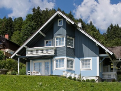 Blaues Landhaus inmitten der Natur