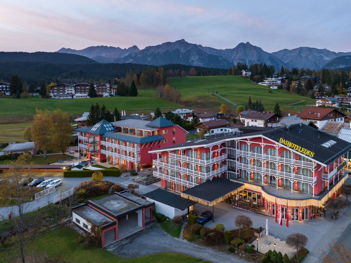 Hotel Eden bei Dämmerung aus Vogelperspektive