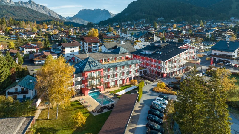Hotel Eden mit roter Fassade von oben