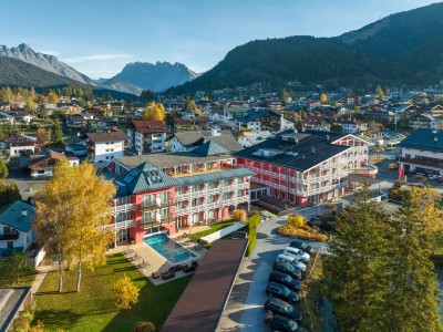 Hotel Eden mit roter Fassade von oben