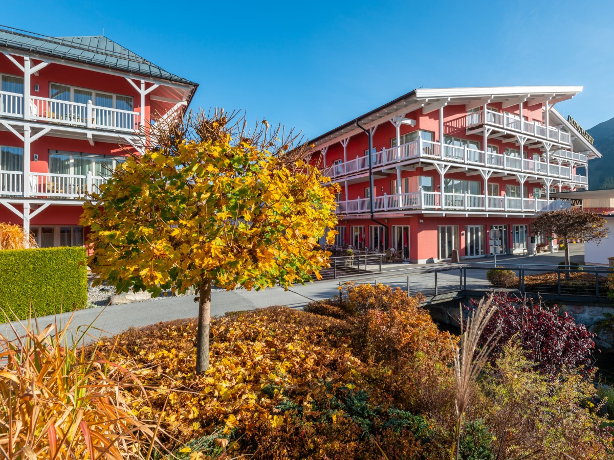 Hotel Eden rote Holzfassade mit Balkonen Außenansicht