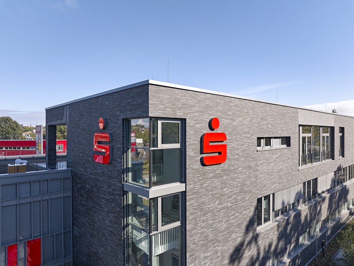 Sparkasse graue Steinfassade Außenansicht