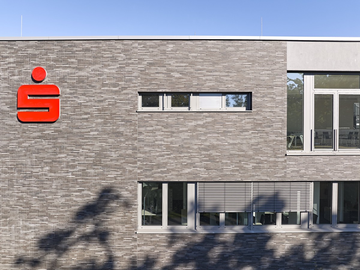 Sparkassensymbol in rot an grauer Fassade 