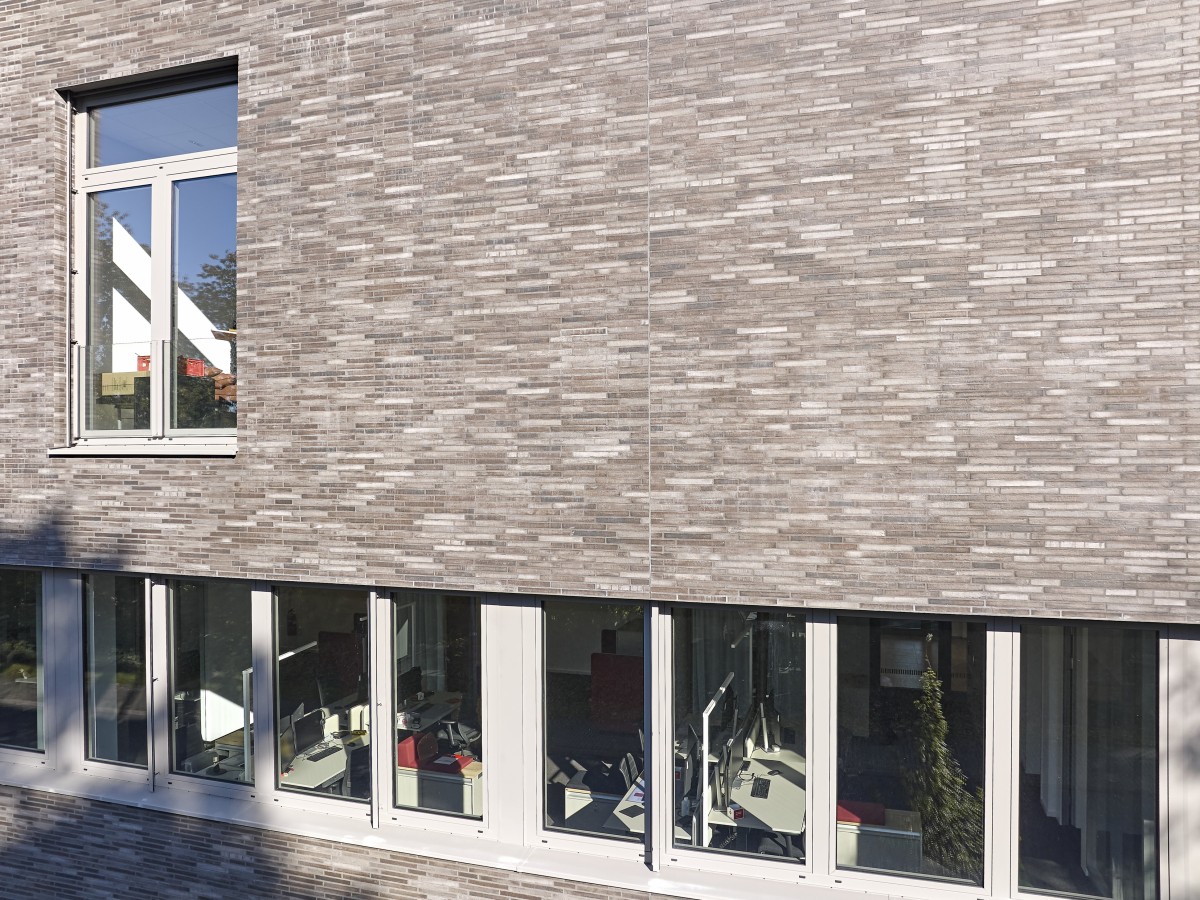 Grau braune Fassade eines Gebäudes