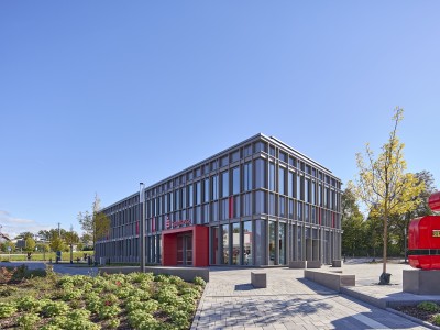 Sparkassensymbol in rot steht vor Sparkassengebäude in Stadtallendorf