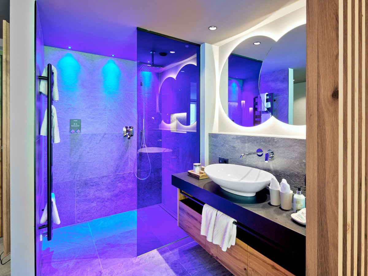 Bad des Hotels in den Alpen mit Lacryl Tiefgrund und bunte Lichtinstallation