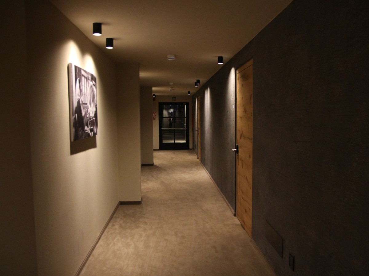 Hotelflur dunkelbraun mit Deckenleuchten
