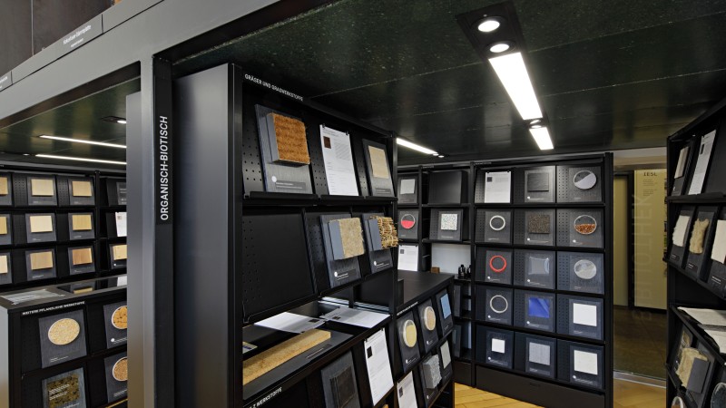 Feuerwehr steht mit ausgefahrener Leiter vor der Feuerwehrwache