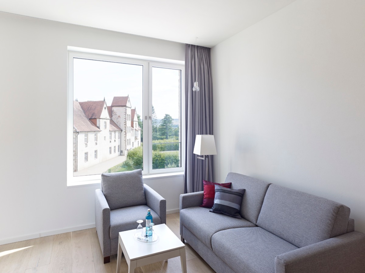 Wohnzimmer Ecke mit Wände ohne Bilder 