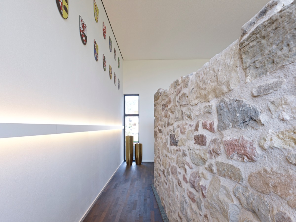 Alte Klostermauer integriert im Innenraum
