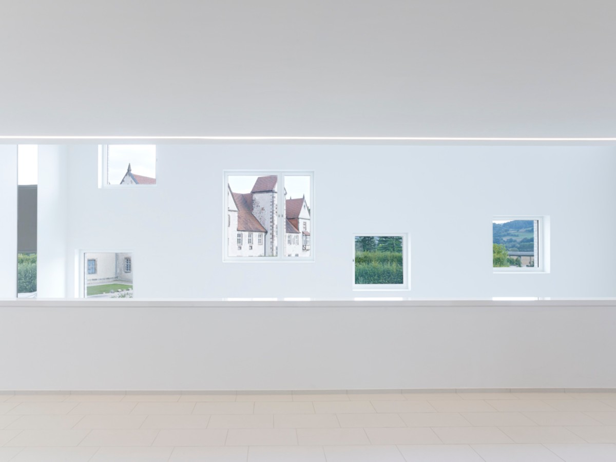 Wand mit anordnung verschiedener Fensterformate