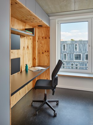 Moderner Arbeitsplatz in Lacryl-PU beschichtete Wand eingebaut