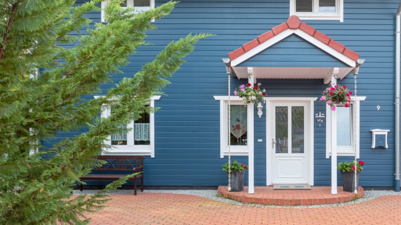 Wohnhaus blaue Holzfassade