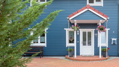 Wohnhaus blaue Holzfassade