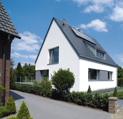 Wohnhaus weiße Fassade und Solarplatten