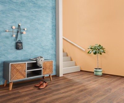 Flur mit blauer und orangener Wand