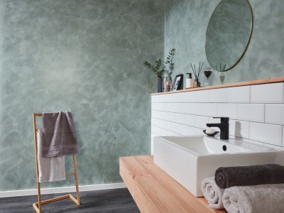 Badezimmer mit türkisener Wandgestaltung