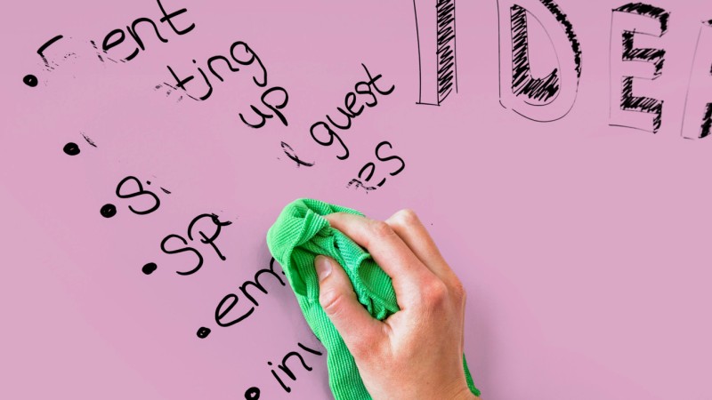 Schrift wegwischen auf pinkem Whiteboard