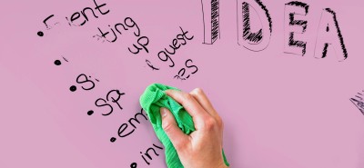 Schrift wegwischen auf rosa Whiteboard