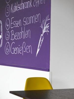 Schrift auf lila Tafel