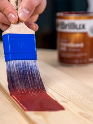 Pinsel rote Farbe auf Holz