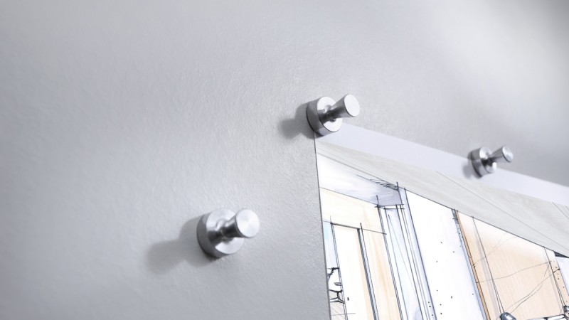 Magneten an grauer Wand