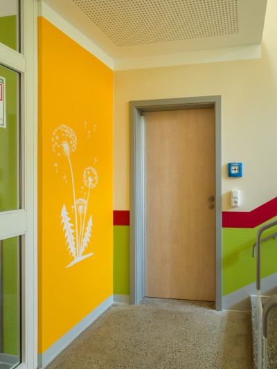 Farbenfrohe Lacryl-PU beschichtete Wand im Treppenhaus