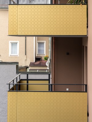 Balkon mit Metallschutz in gelb