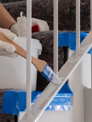 Varioprimer mit Pinsel an Treppe aufgetragen