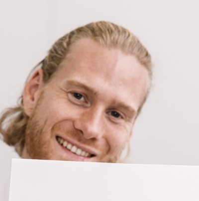 Mann mit Meisterbrief in der Hand