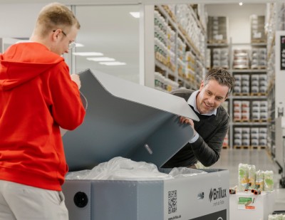 Zwei Männer mit Karton mit leeren Brillux Eimern
