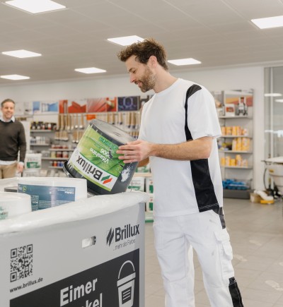 Mann gibt leeren Brillux Vitashine Eimer ab