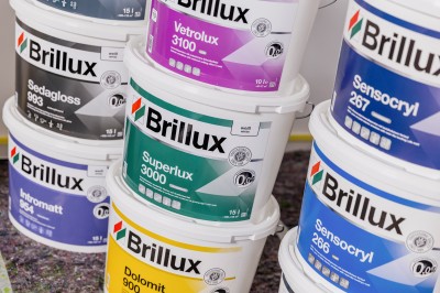 Gestapelte Brillux-Farbeimer mit Produktnamen wie Sedagloss, Superlux und Sensocryl.