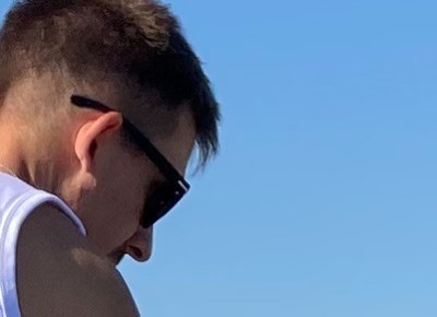 Mann auf Dach