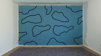 Türkisene Wand mit schwarzen Mustern