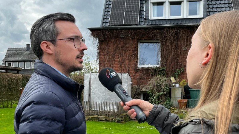 Interview eines Mannes von einer Frau mit Mikro