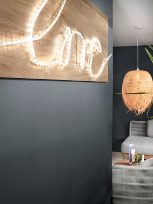 love Leuchtschild vor glänzender grauer Wand