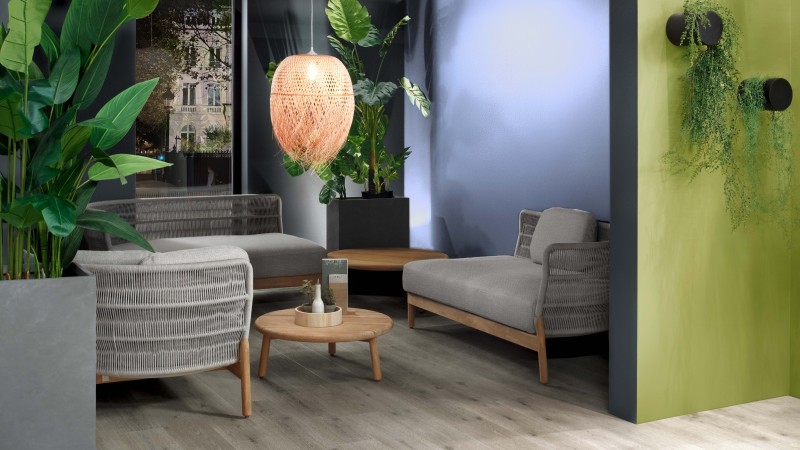 Lampe im Raum mit glänzenden grauen Wänden und Pflanzen