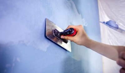 Spachtel an blauer Wand