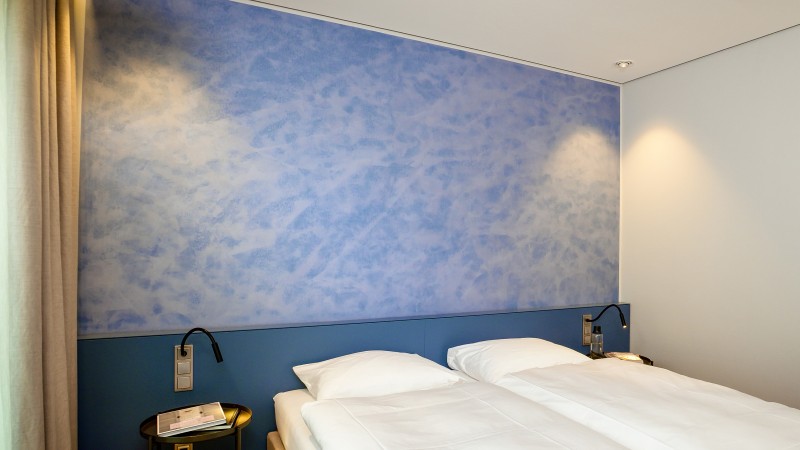Schlafzimmer blaue Wand mit Mustern