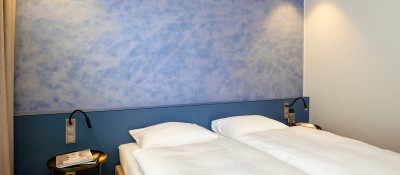 Schlafzimmer blaue Wand mit Muster
