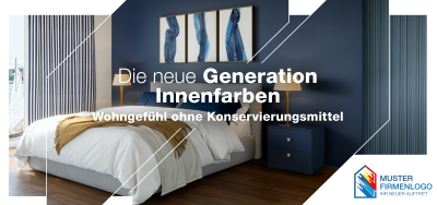 Ein modern eingerichtetes Schlafzimmer mit blauen Wänden und einem weißen Bett. Dazu der Text: „Die neue Generation Innenfarben. Wohngefühl ohne Konservierungsmittel.“