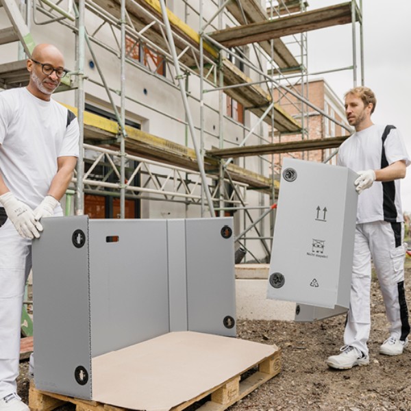 Zwei Maler entsorfen Eimer