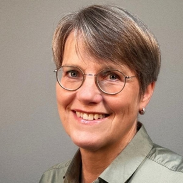 Frau mit Brille und kurzen Haaren