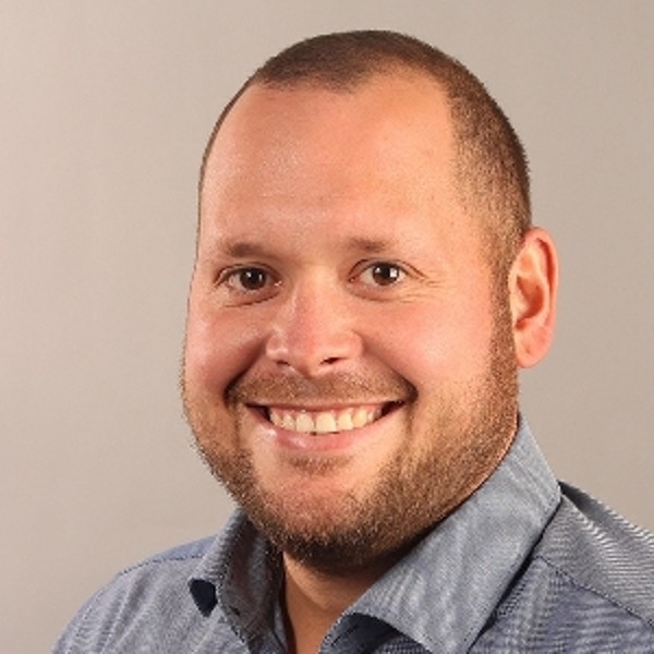 Mann mit kurzen Haaren