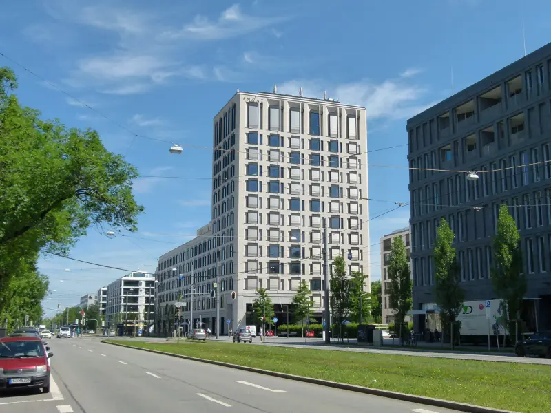 Schwabinger Tor im Sonnenlicht