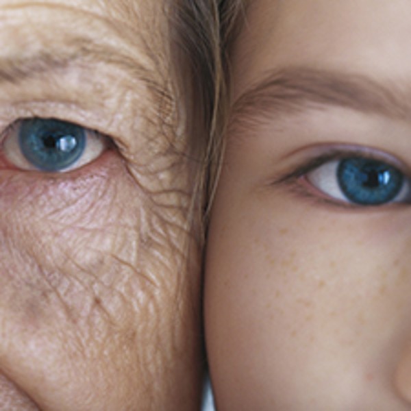 Nahaufnahme von einem Auge einer älteren Frau neben dem Auge einer jüngeren Person.