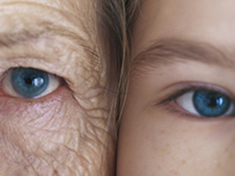 Nahaufnahme von einem Auge einer älteren Frau neben dem Auge einer jüngeren Person.