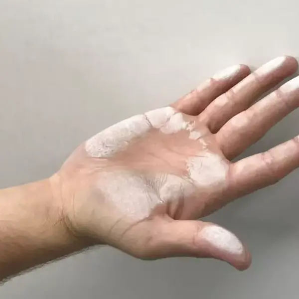 Hand mit weißer Farbe