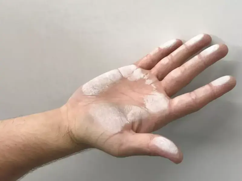Hand mit weißer Farbe